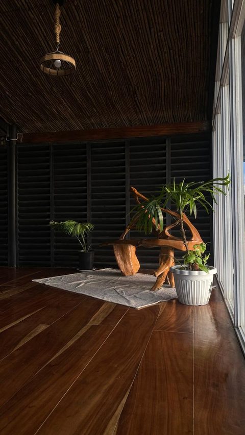 A warm timber interior at Valle Justina with a driftwood sculpture and mountain light